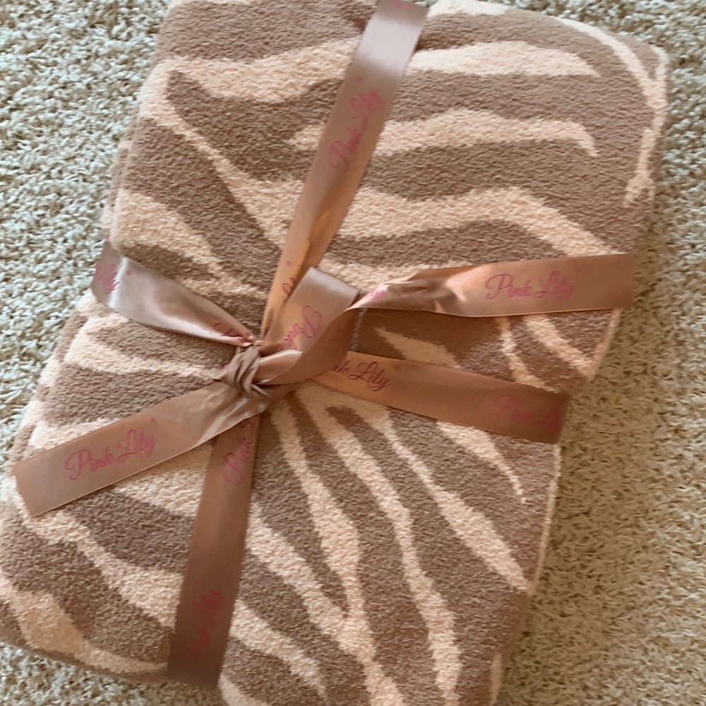 Barefoot dreams similar blanket